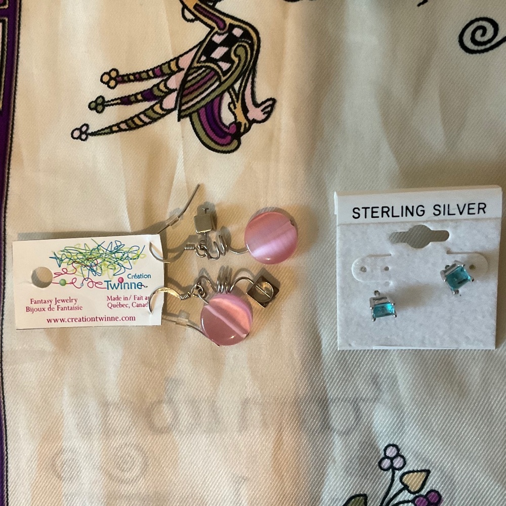 Two pair of earrings, one silver color and pink handmade by artisans 💗. New!